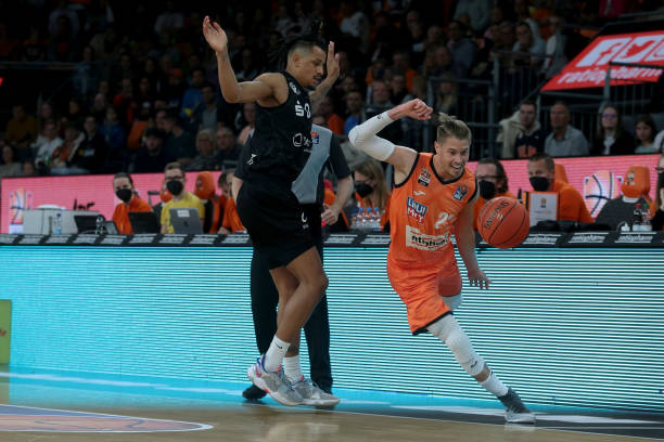 西汉姆联3-0客胜森林，帕奎塔点射破门，威尔逊替补建功