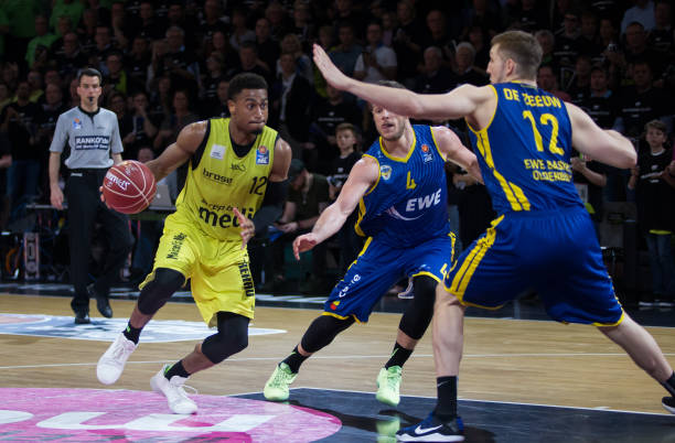 体育中超进行时：巴索戈点射绝平 申花战平10人海港